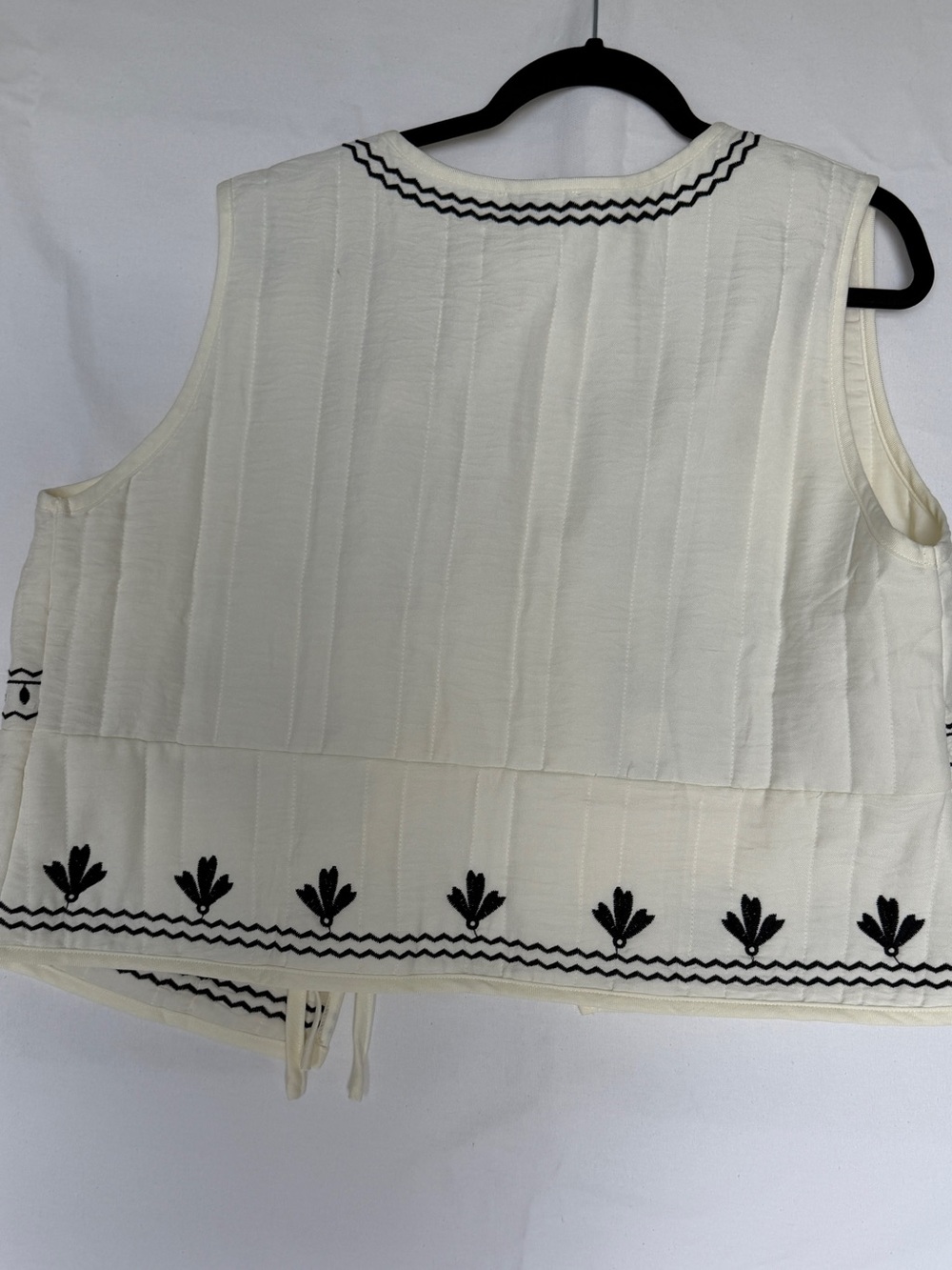Polagram Cream Sleeveless Embroidered Tie-Front Vest - Picture 6 of 6